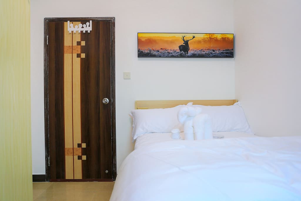 酒店的床,三色灯//Hotel bed, 3 tones of light//Cama de hotel, 3 tonos de luces