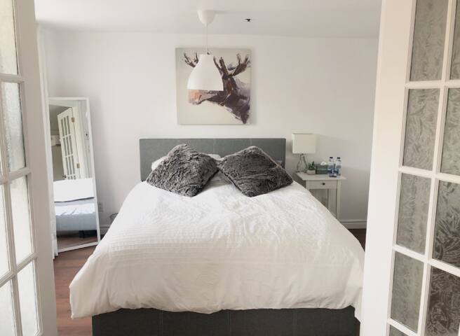 PrivateTerrasseOldQc 2BdrChamplain Parking AC Wifi gallery image 4