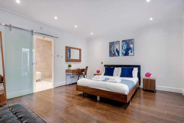 Stylish apartment with patio in central London gallery image 3