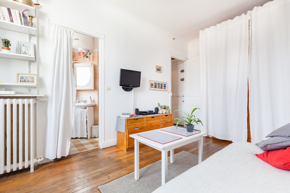 Პატარა სააბაზანოს ფარდებთან დამალული აკორდიონის კარი.