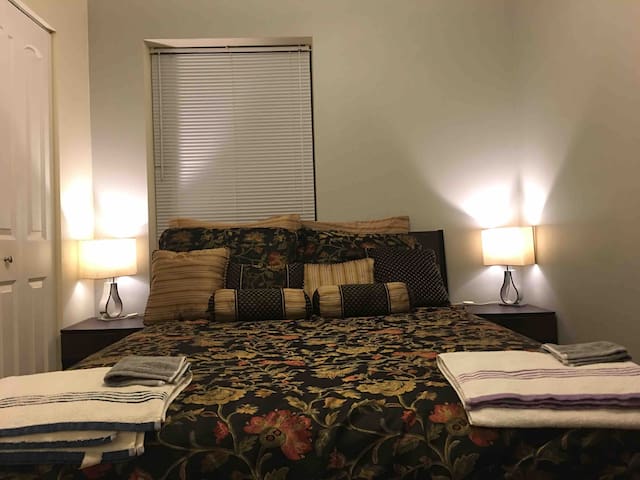 Cozy Private Room in Wrigleyville