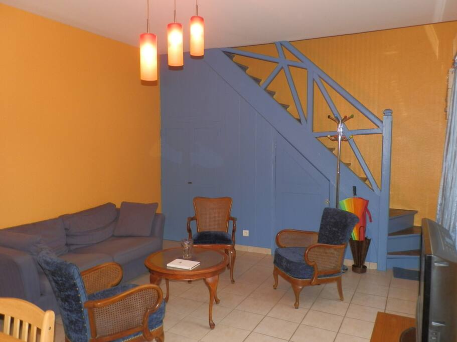 la pièce principale vers l'escalier