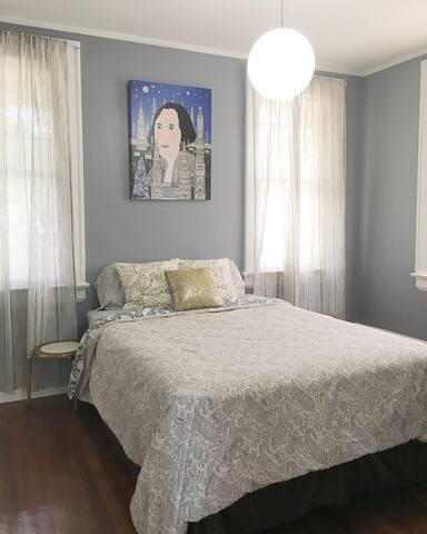 Historic 2BR in PRIME riverside w HUGE balcony!!