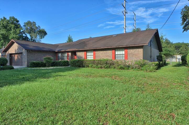 Tropical Pool Home in SE Ocala! Sleeps 8
