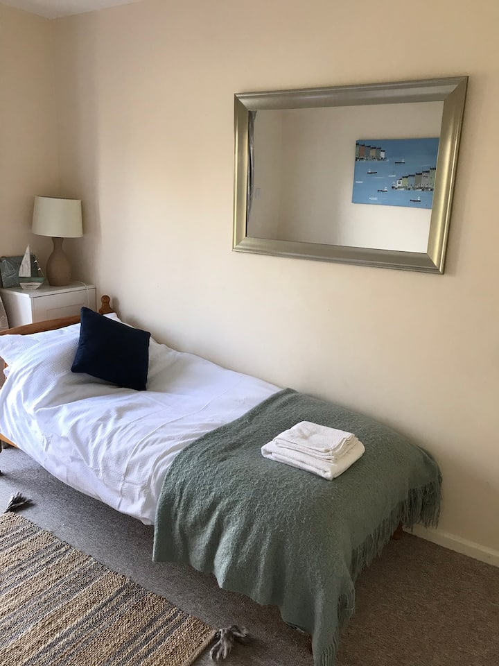 Unten Zweibettzimmer.