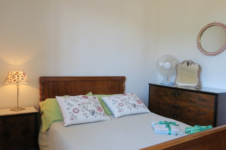 Spálňa s francúzskou posteľou