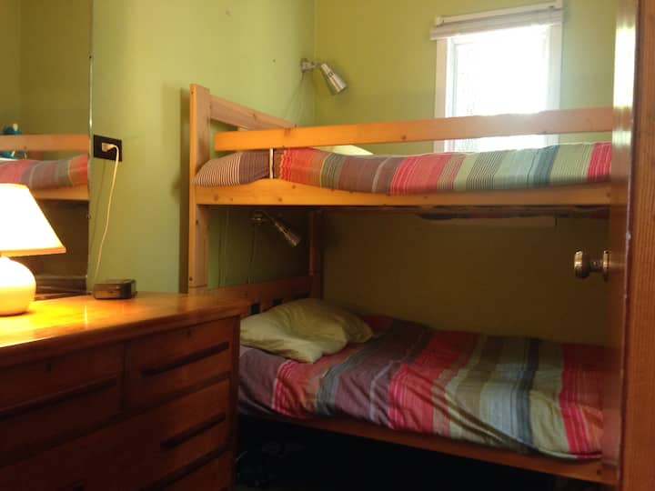 Dormitorio 3 con literas individuales.
