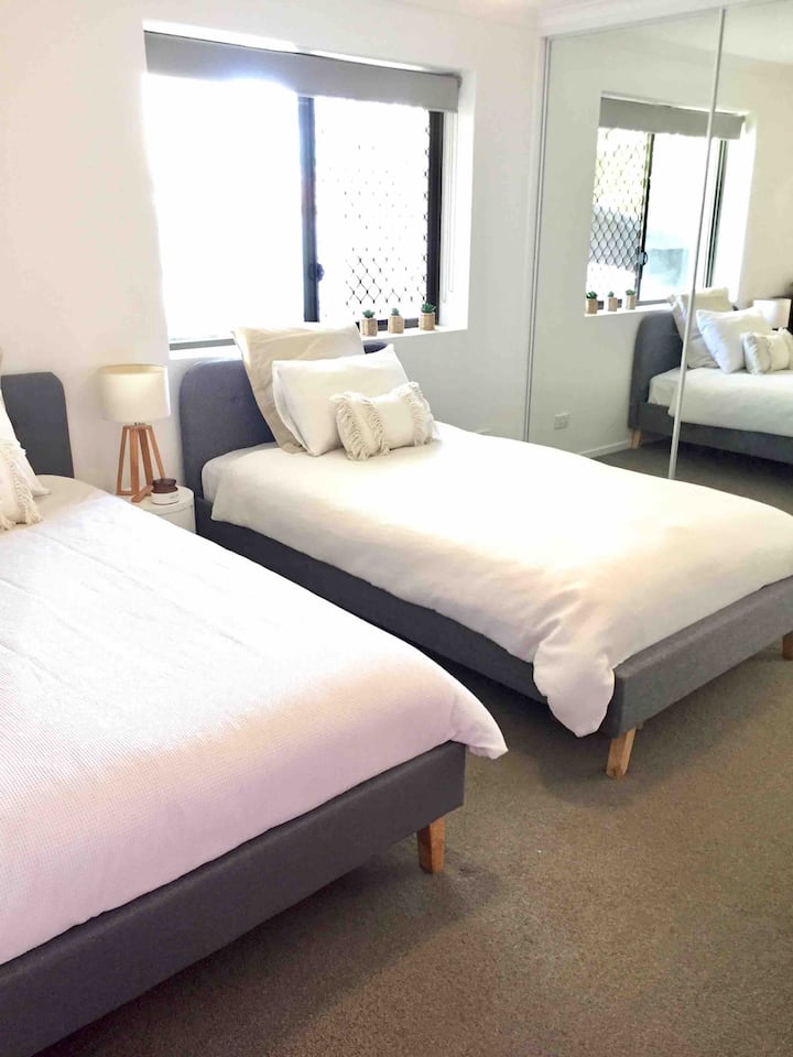 Dormitorio 2 con 2 camas individuales tamaño king.