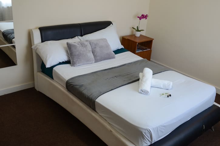 Bright & comfortable double room in shared house 3