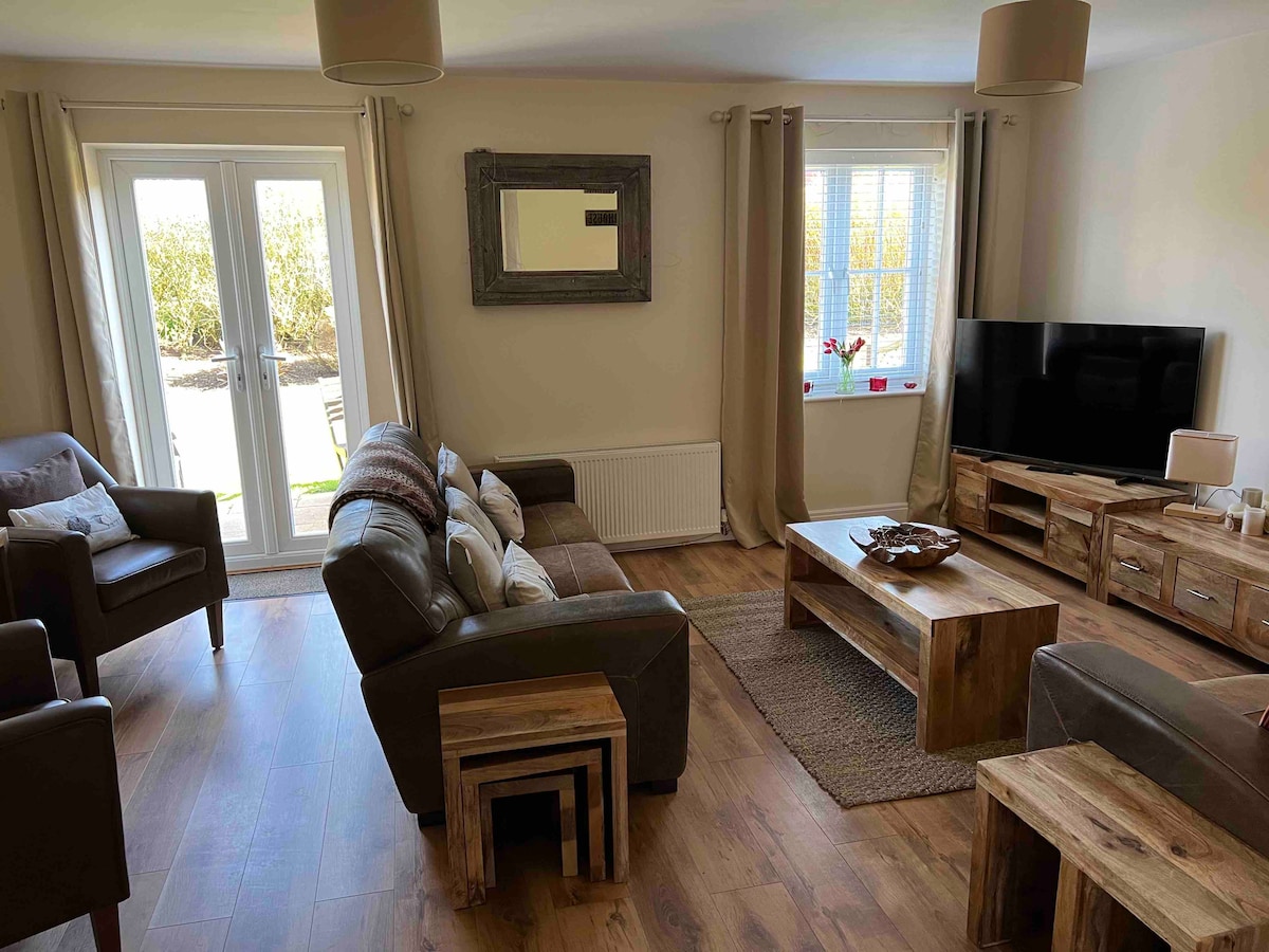 Popular Airbnb listing: Willow Cottage: 3 Bed, 3 Bath, Pool, WiFi, dogs in Filey
