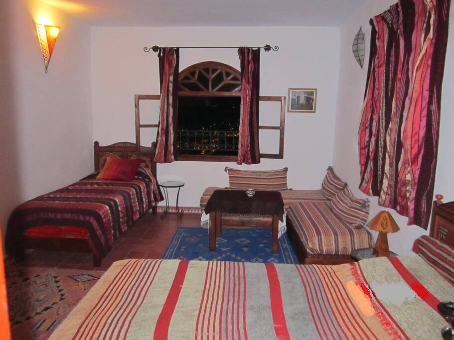 Habitación con cama matrimonio y 2 camas individuales