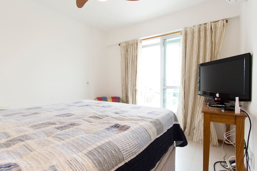Queen size , kingsdown bed, 4 pillows, blackout curtains, cable tv, air condicionair