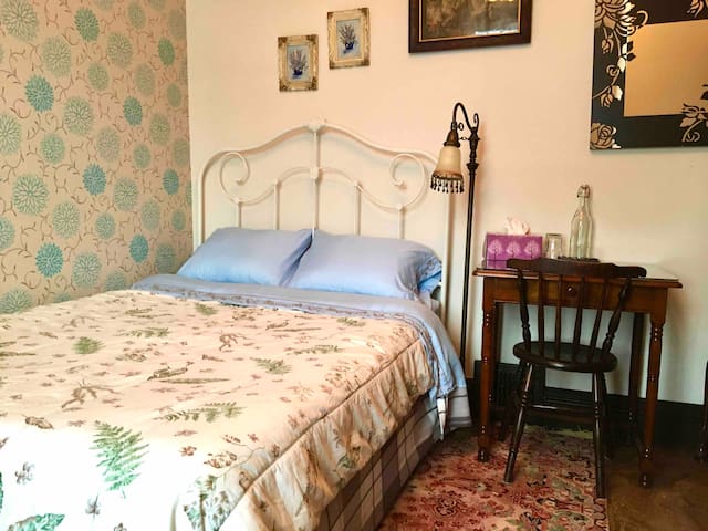Charming 1905 cottage near everything-private room