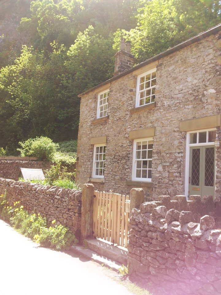 Castleton Stunning Peak Cavern Gorge Location