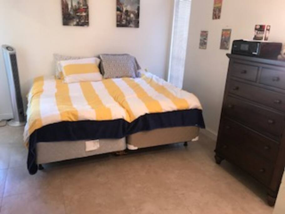 2nd bedroom, 2 twin beds