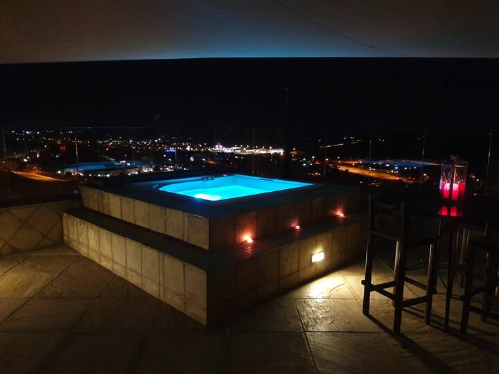 Patio jacuzzi privé exclusif à la suite lune de miel