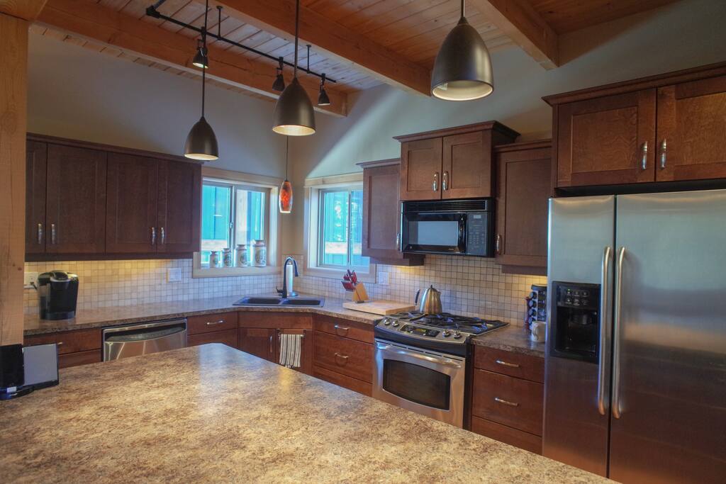 Full service kitchen w/ gas range