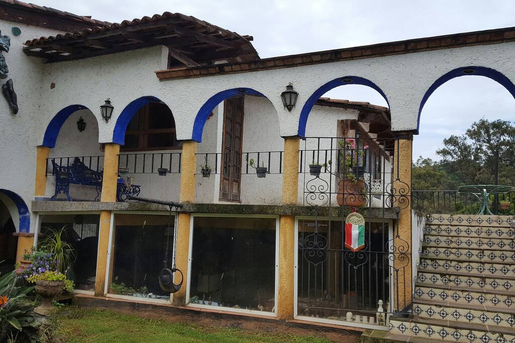 en pequeño conjunto habitacional de 3 casas