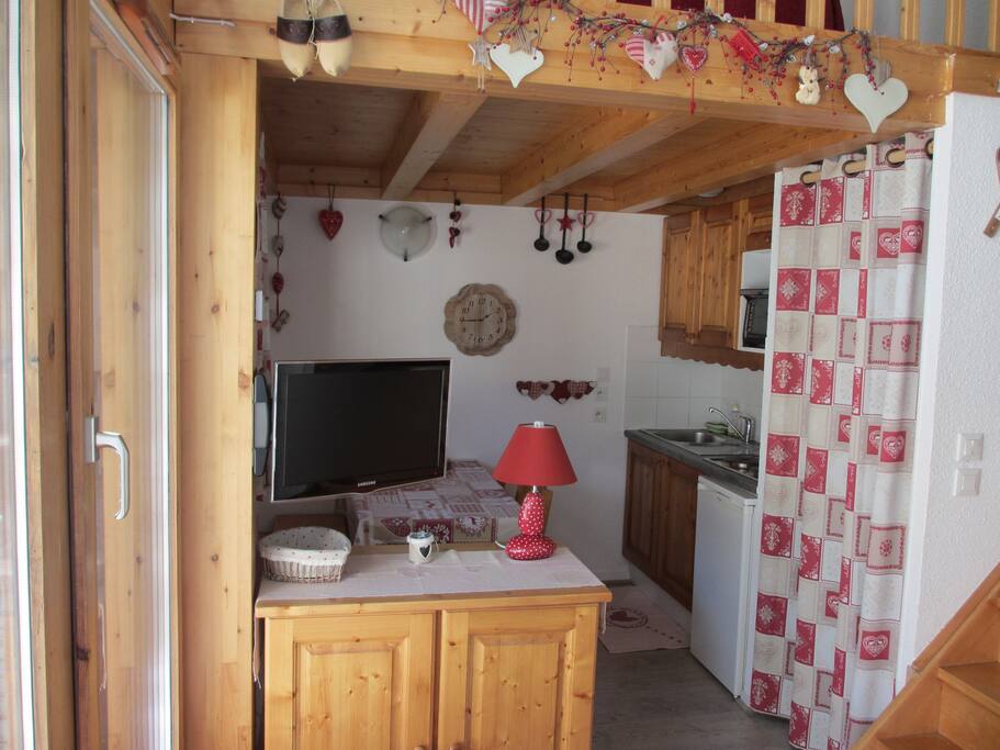 Vue sur le coin cuisine avec la télévision