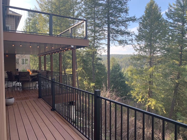 Evergreen Guesthouse-2 bedrooms-Private deck VIEWS