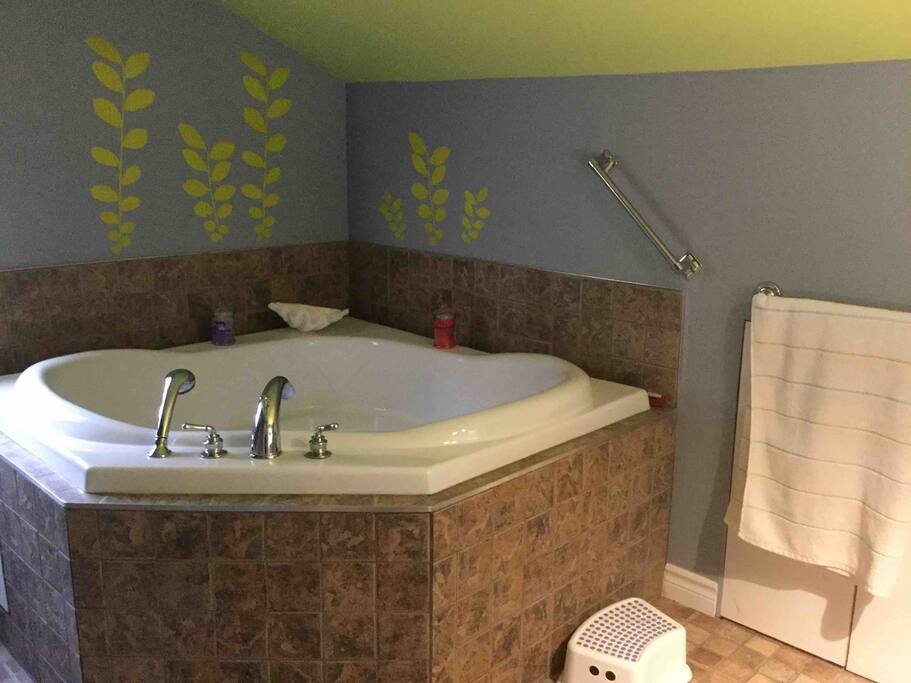 Salle de bain avec grand bain podium