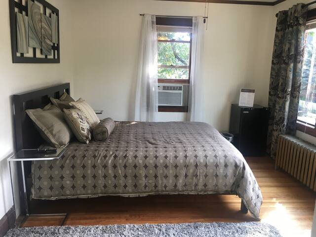 1-Br. Suite-10 Min Uber Downtown or U of M