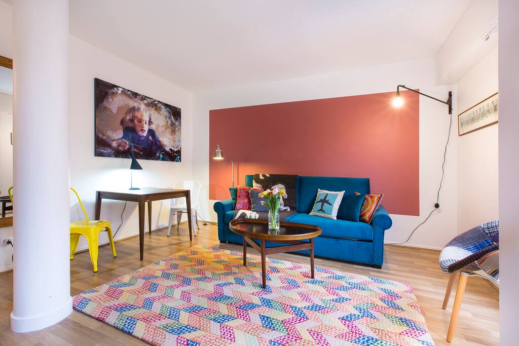Studio lumineux et calme, le canapé se transforme facilement en un grand lit. Luminous and quiet, the couch will open into a large bed in seconds.