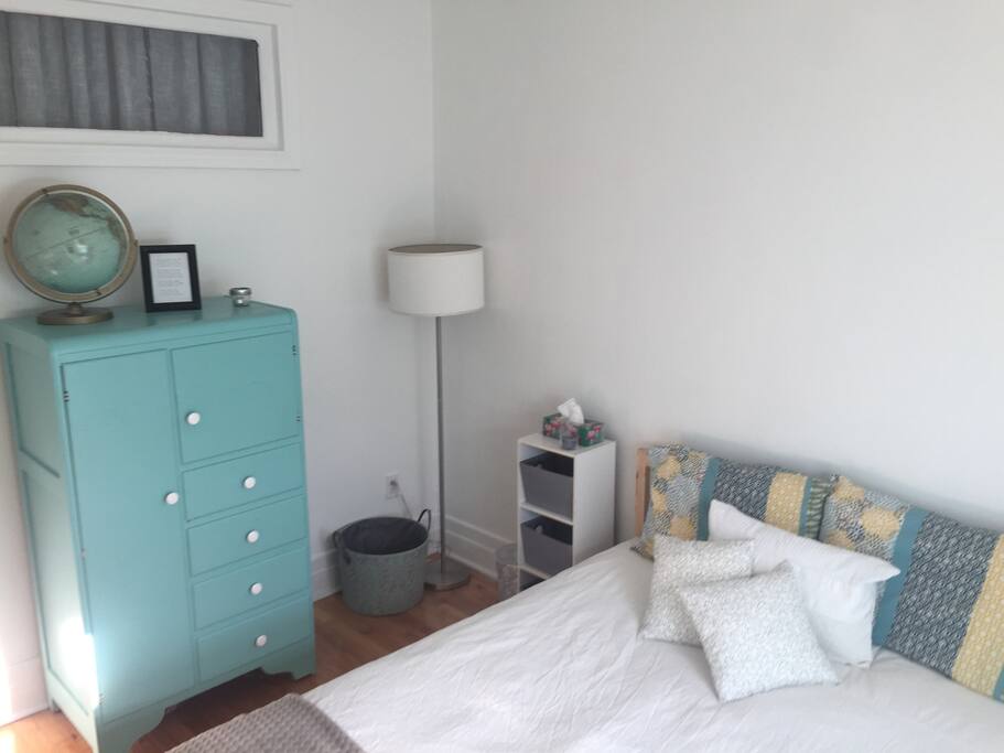 Chambre à louer (2 de 2) : lit double, deux tables de chevet et commode.