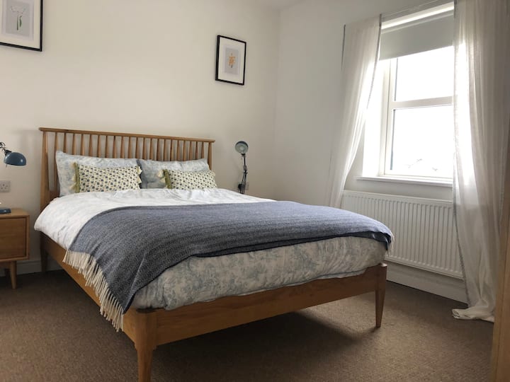 חדר זוגי למעלה עם חדר רחצה צמוד 