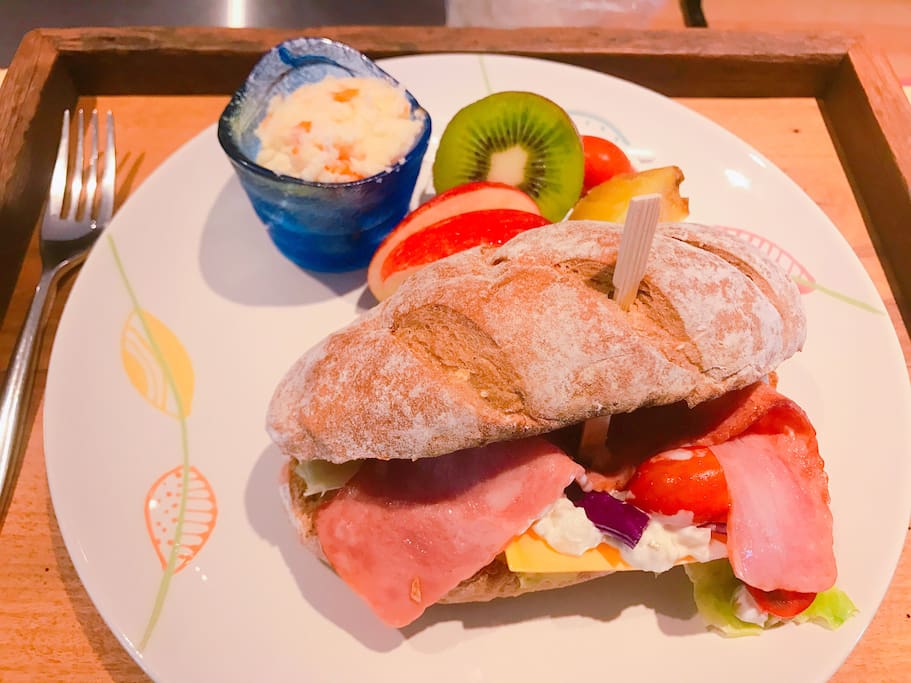 我們自已做的手工早餐,這是其中ㄧ種(會依照當日食材作變化),也都有含咖啡、茶、飲品哦!