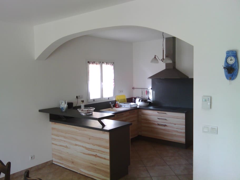 CUISINE EQUIPE D UN LAVE VAISSELLE ET D UNE PLAQUE A INDUCTION