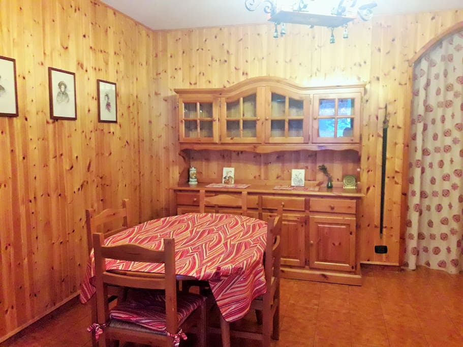 Soggiorno con tavolo allungabile e credenza