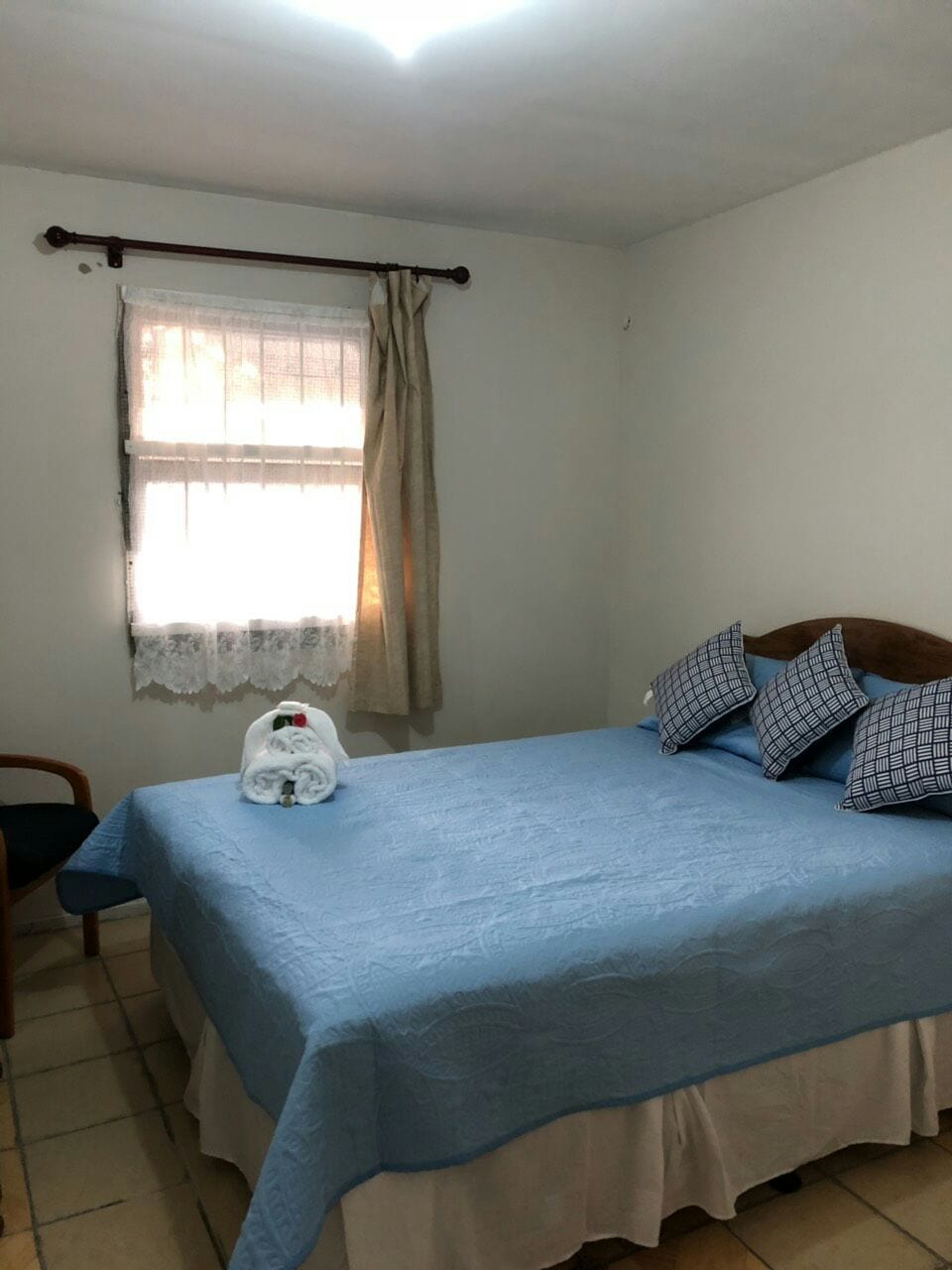 ห้องนอนที่สองพร้อมเตียงควีนไซส์