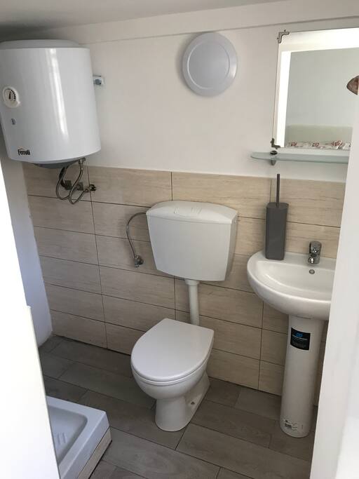 Bagno con doccia, wc e lavabo