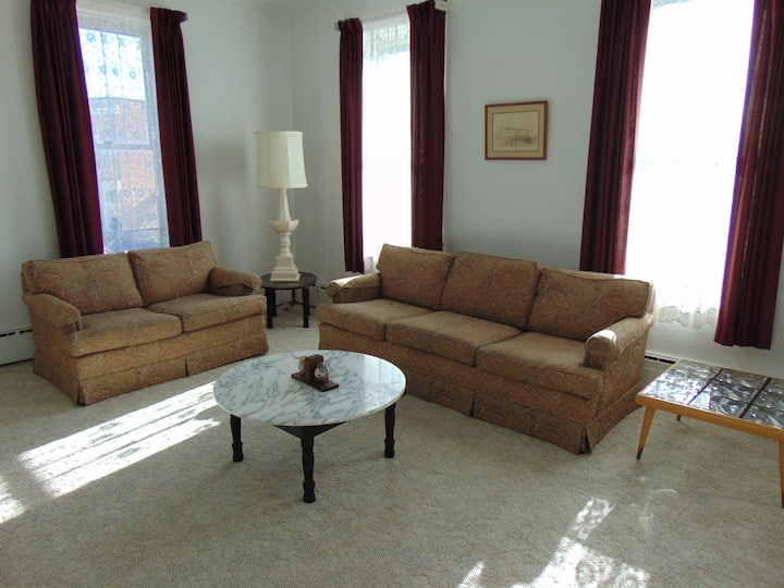 Дивани във всекидневната и мраморна масичка за кафе.