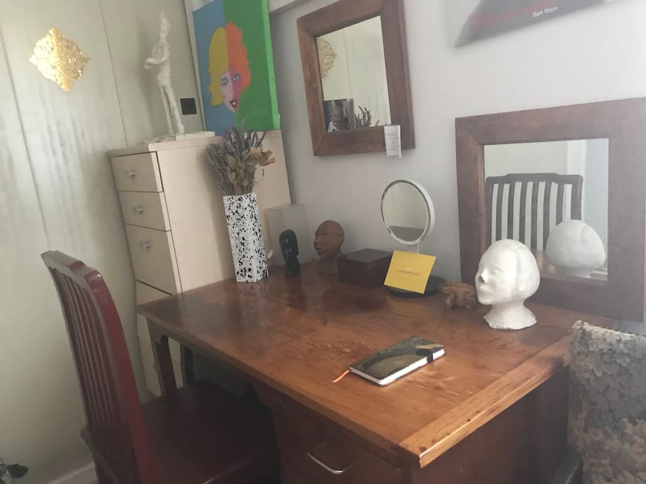 Un bureau ancien et chaise chinoise pour travailler