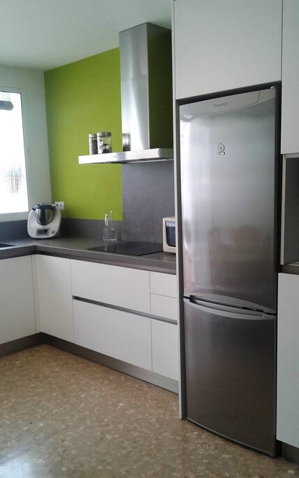 Cocina equipada para preparar tus comidas con acceso a la terraza exterior