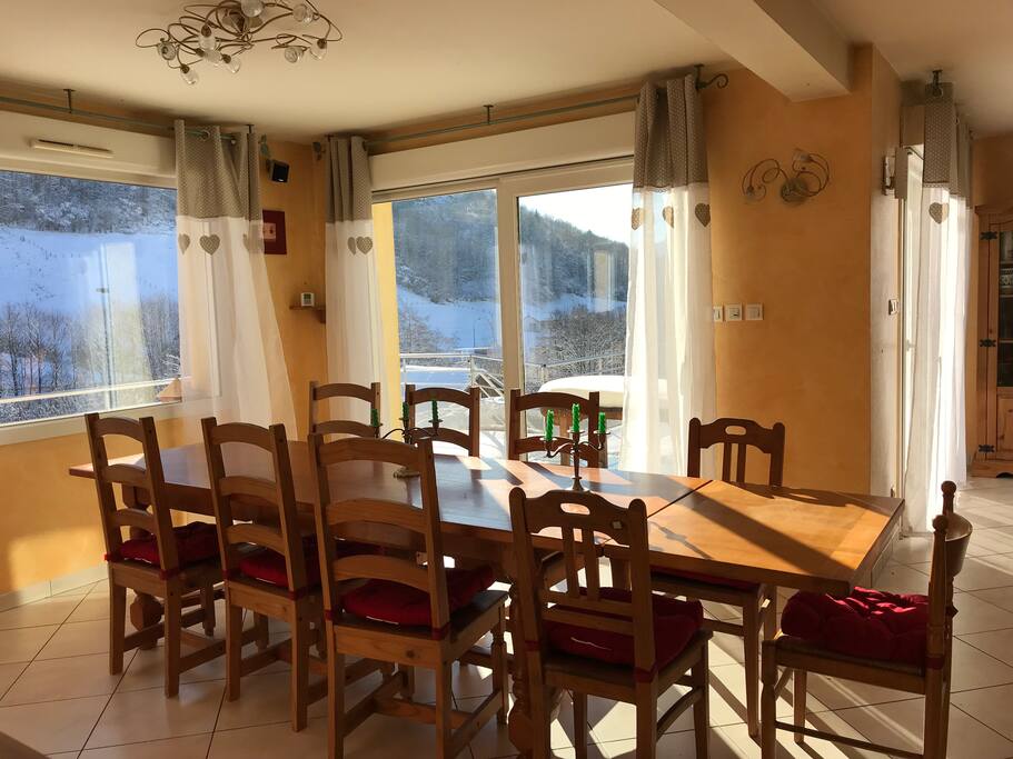 Salle à manger avec vue sur la vallée