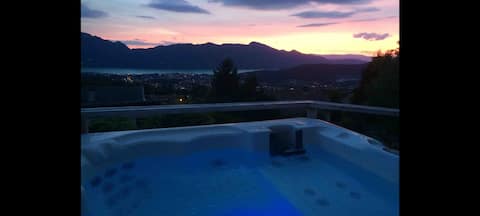 Ski-in/out chalet, 6 Massifs, fireplace, hot tub, sauna