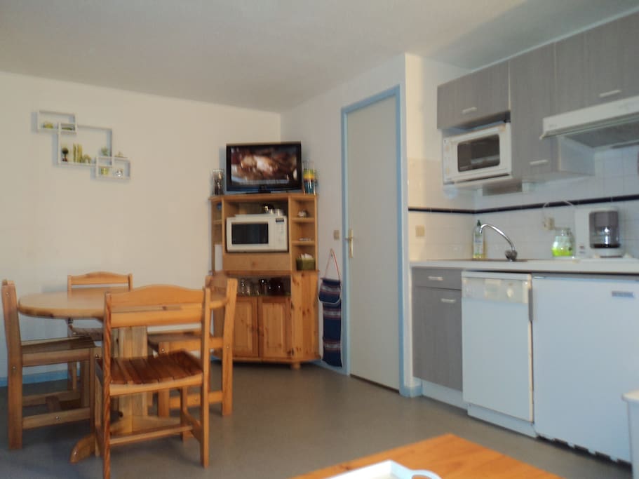 cuisine équipée de plaques de cuisson, micro onde, cafetière, appareil à raclette...