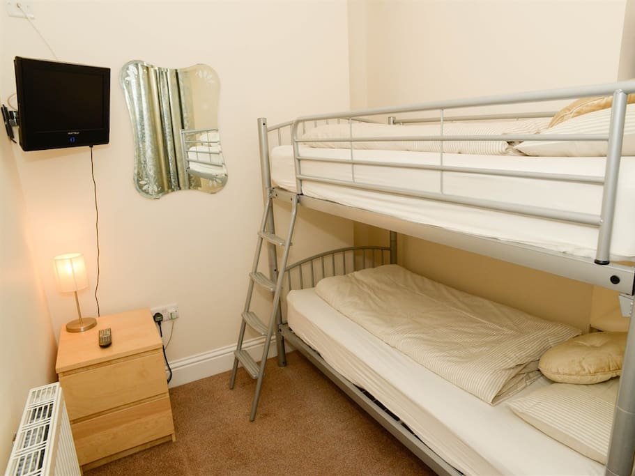 adjoining family room, full sized bunk beds, with own TV WIFI and sea view.