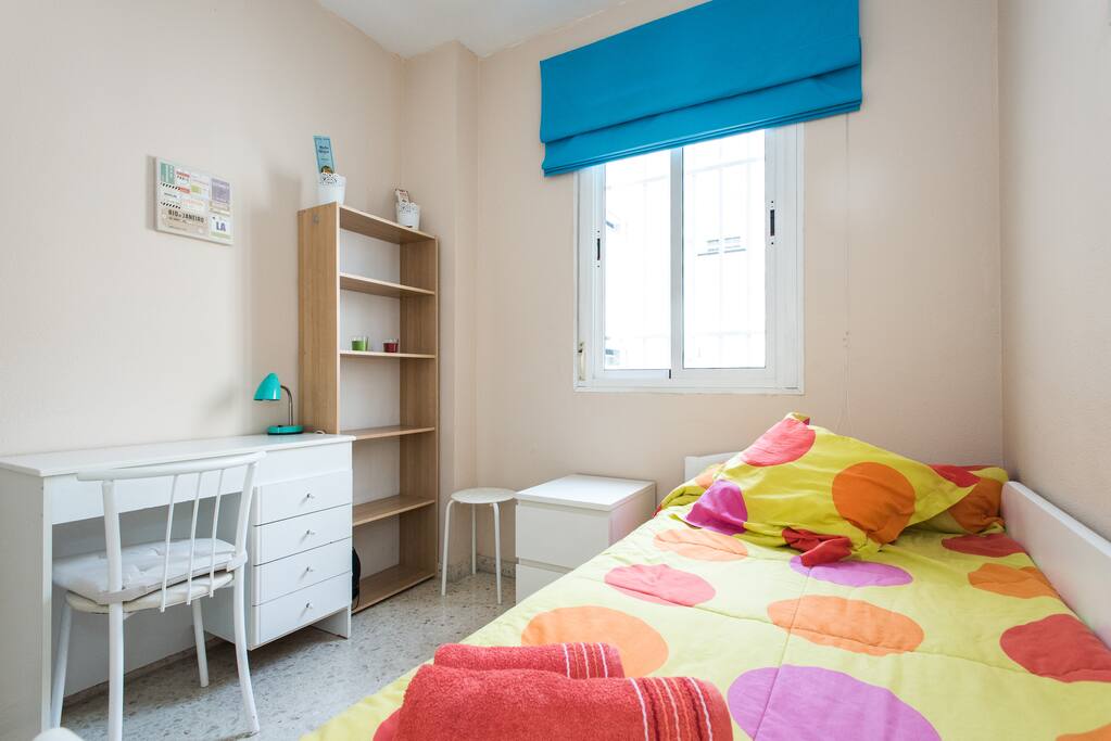 Dormitorio con cama nido y escritorio para trabajar