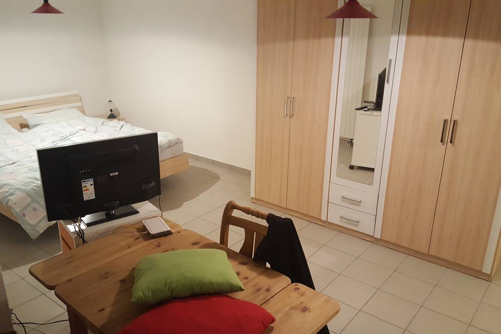 Einfaches Zimmer mit Doppelbett