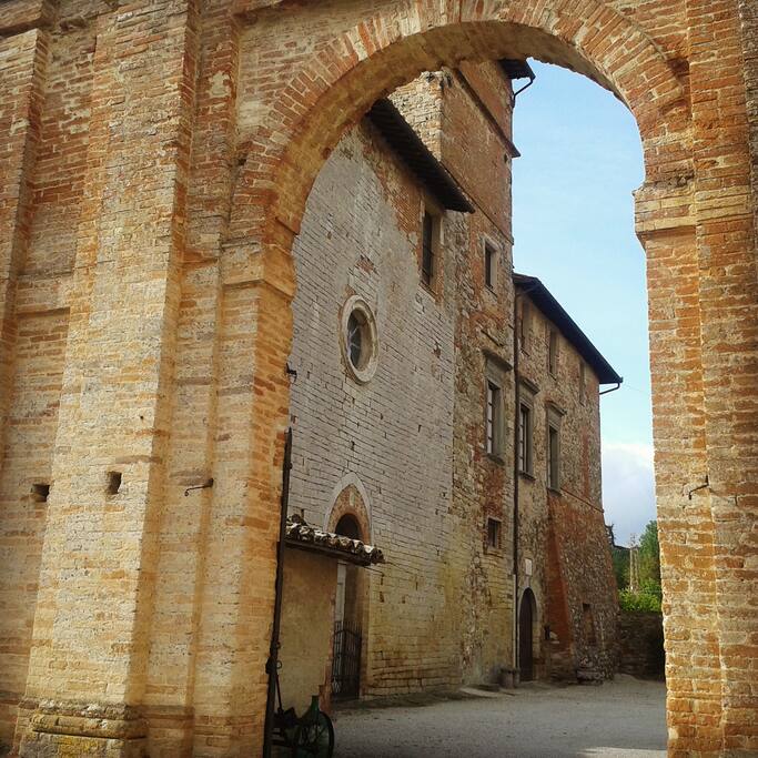 Arco d'ingresso e piazza