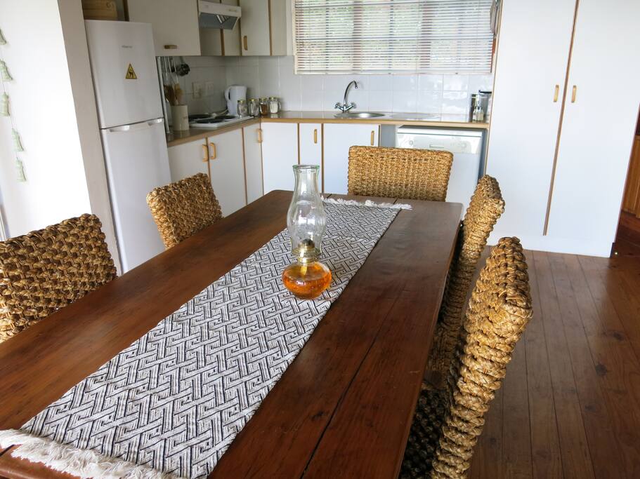 The kitchen-diningroom seats 6 people comfortably. There is a fridge/freezer, 4 hobs and microwave for cooking and a dishwasher.