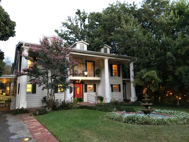 Historic Azalea Estate-7 bdrm, 5.5 bath, King beds gallery image 3