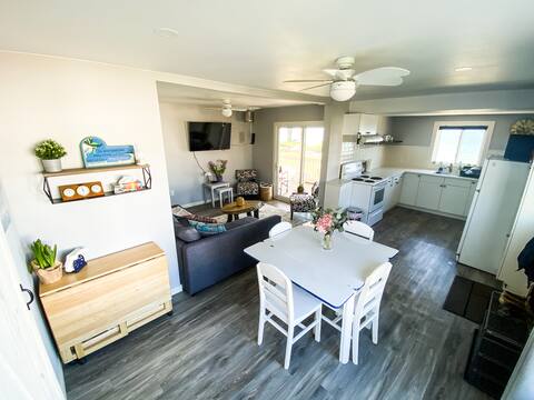 BEAUTIFUL LAKESIDE COTTAGE WITH BEACH AREA!