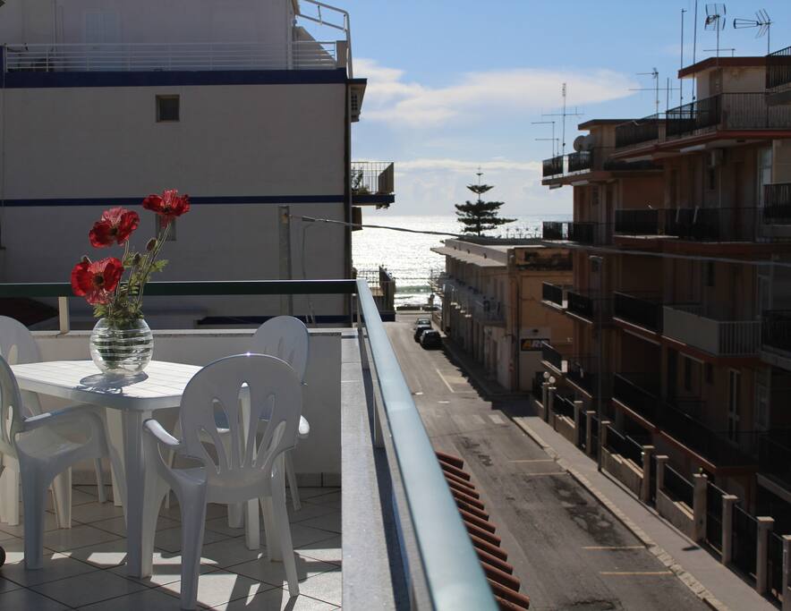 veranda arredata vista mare