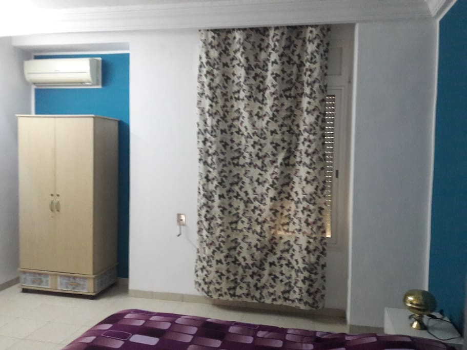 Chambre 1 vue sur rue et jardin...dressing avec penderie et étagères..