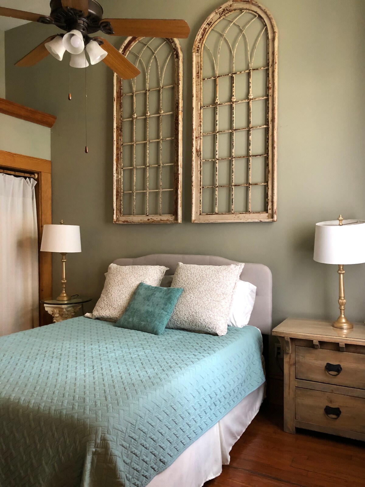 غرفة نوم بسرير بحجم كوين - مرتبة نوم جديدة 2024